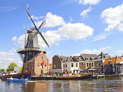 Windmill in amsterdam urpnpjk3