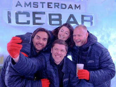 Amsterdam Icebar friends taking a picture in the icebar 1000x750