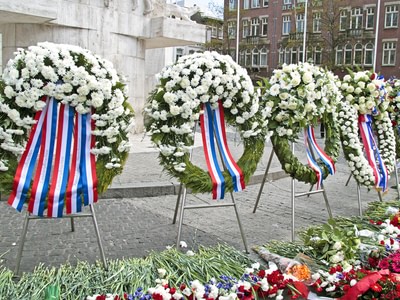 Flower wreath memorial day Amsterdam 1000x750