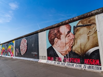 Fraternal Kiss Berlin wall Berlin 1000x750