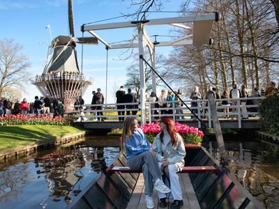 Keukenhof 2026 girls sitting in a boat categorypage foto 1000x750