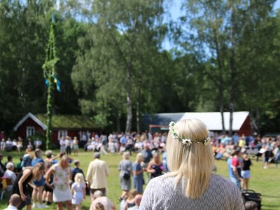 Sweden Midsummer girl with flowercrown 1000x750