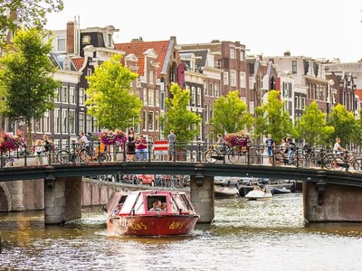 Amsterdam canal belt with hop on hop off boat exeovxwh