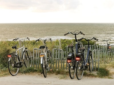 Bikes at the seaside ud4dpykp