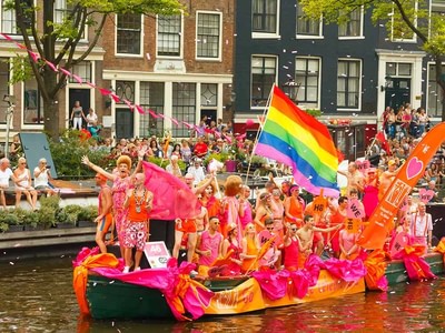 Canal pride parade qvslna3b