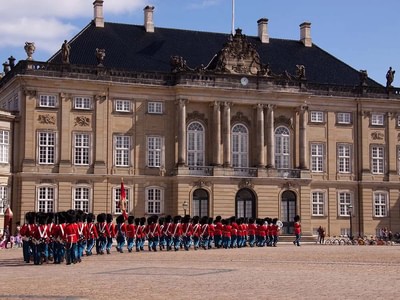 Chagne of the guard at amalienborg in copenhagen t0zp1hyq