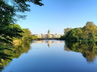 Charlottenburg palace in spring across the water arrlv4lz