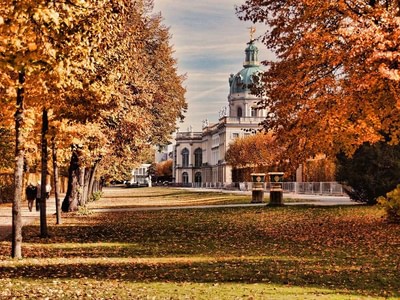 Charlottenburg palace with autumn trees xevl3iwo