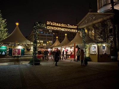 Christmas market at gendarmenmarkt b0rhrb1a