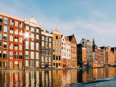 Damrak canal houses vg5hrr2o