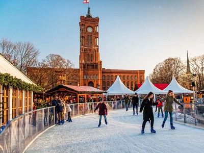 Ice skating on alexanderplatz gtrhsuy0