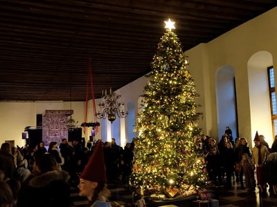 Kronborg christmas tree with people 4dvjqinr