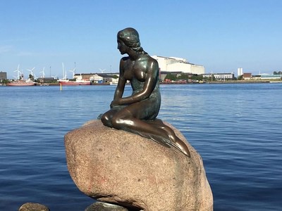 Little mermaid statue in copenhagen qphjp0px