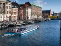Discover the city canals