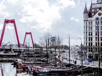 Old harbour in rotterdam in winter mv0m1tvn