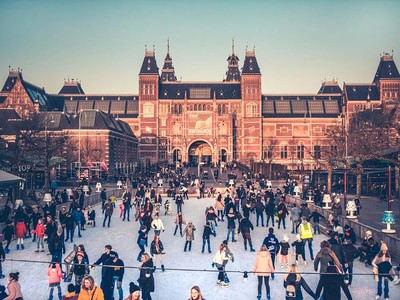 Skating in front of rijksmuseum l0zp5eqz