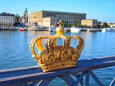 Skeppsholmsbron bridge with a crown in stockholm fykfhnvj