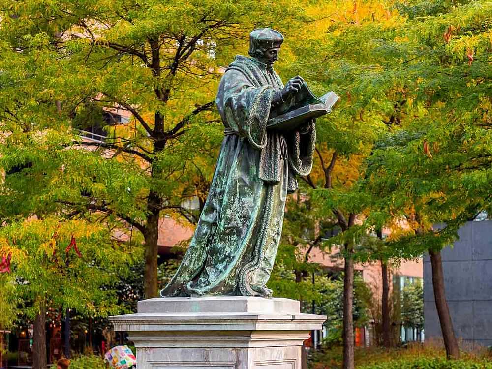 8 Famous and infamous statues in Rotterdam